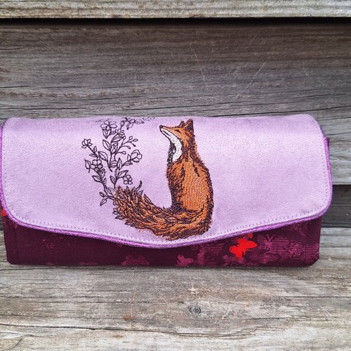 Grand portefeuille brodé pour femme avec broderie renard en suédine lilas et tissu violet avec des papillons