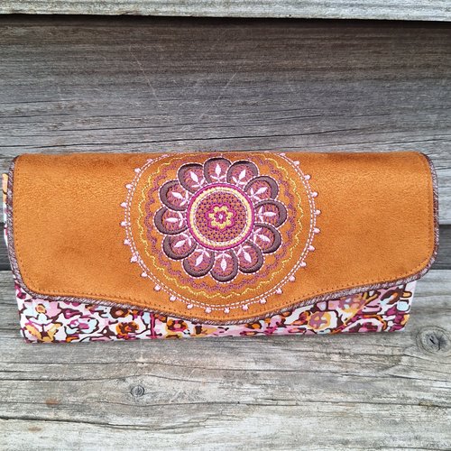 Grand portefeuille pour femme  en suédine caramel et tissu rose avec un motif multicolore,   broderie médaillon fleurs