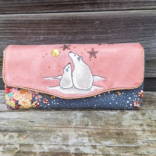 Grand portefeuille femme en suédine vieux rose et tissu gris avec des fleurs, broderie ours polaire