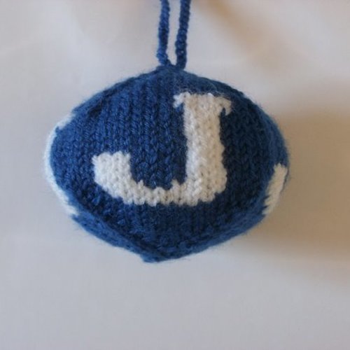 Boule de noël au tricot, lettre "j" "blanc et bleu" 