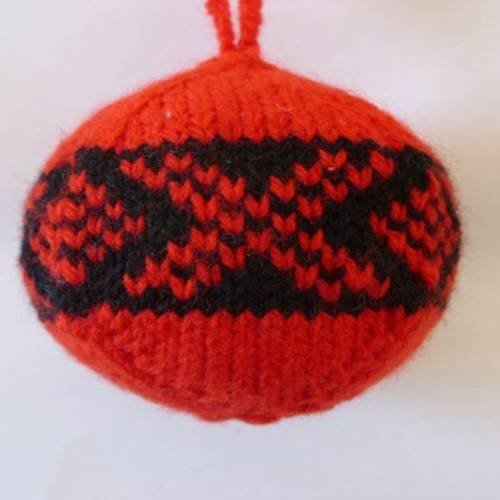 Boule de noël au tricot "rouge et noir" 