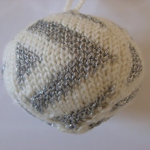 Boule de noël au tricot "écru et argenté" 