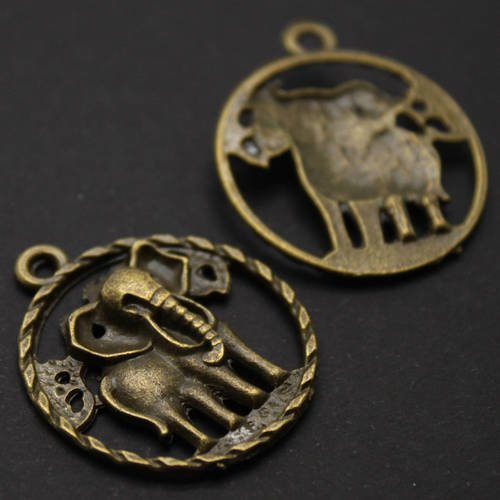 Breloque pendentif  médaille éléphant en métal bronze découpé 