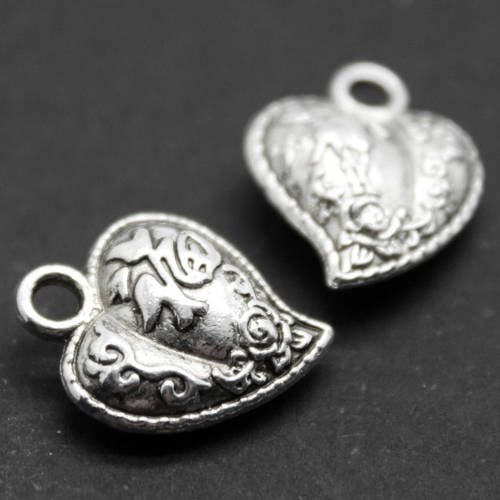Lot de 2 petites breloques "coeur décoré" en métal argenté effet vieil argent 