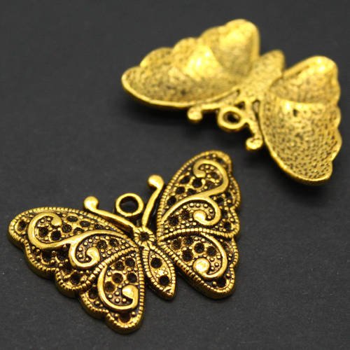Pendentif papillon  "dentelle" en métal doré effet vieil or avec emplacements strass 