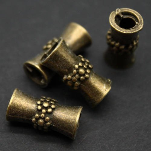 Lot de 2 perles tube incurvées cerclées de fleurs en métal bronze 