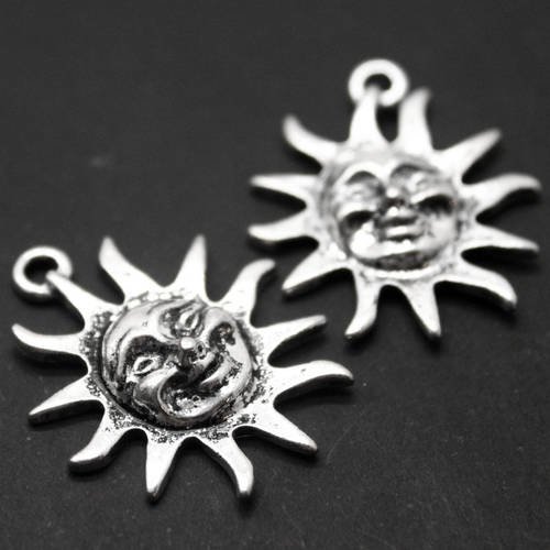Breloque "face de soleil" en métal argenté effet vieil argent 