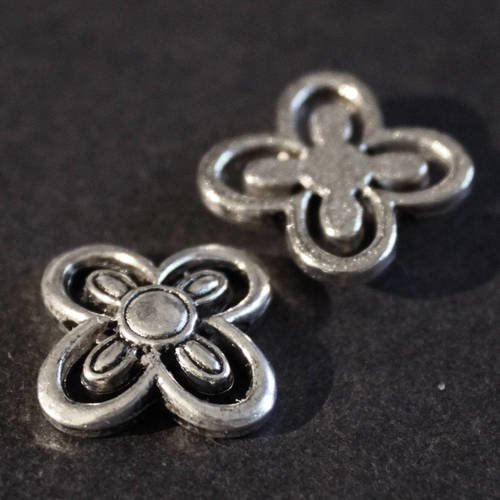 Lot de 2 perles palets carrées "fleur" en métal argenté découpé effet vieil argent 