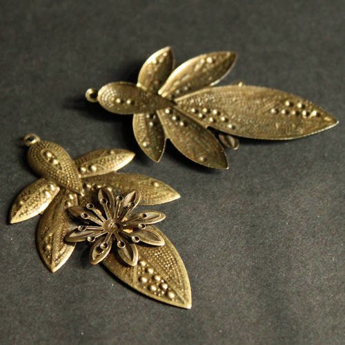 Grande et très légère breloque feuille ornée d'une fleur en métal bronze filigrané ---