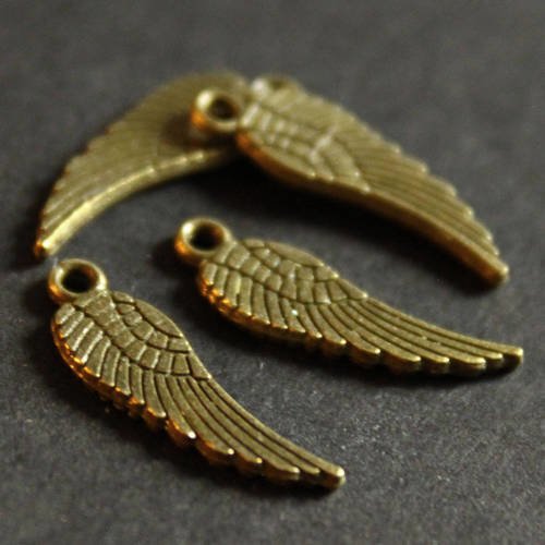 12 mini breloques  ailes d'anges en métal bronze ---
