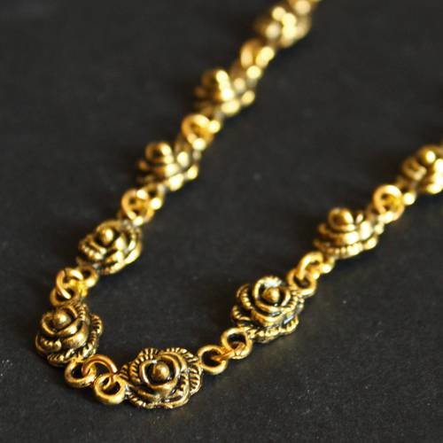 30 cm  jolie chaîne fantaisie "roses" en métal doré aspect vieil or ---