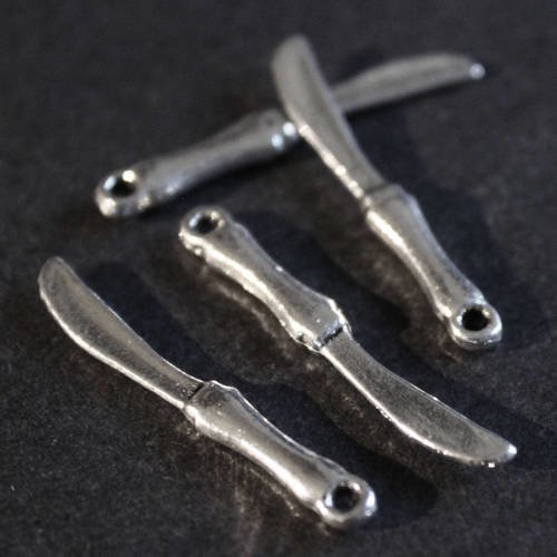 Lot de 4 petites breloques couteau en métal argenté 