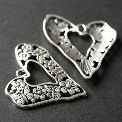 Grande breloque pendentif "coeur fleuri" en métal argenté découpé 