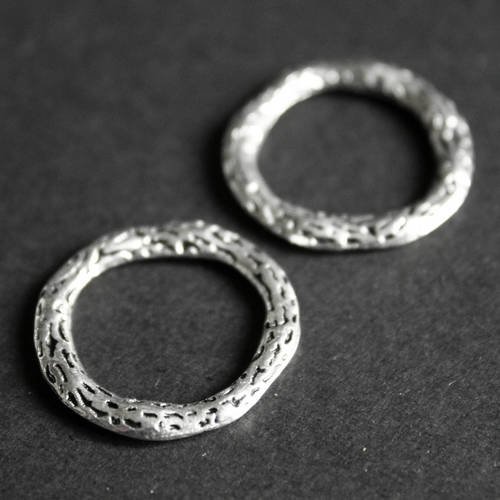 Lot de 2 anneaux fantaisie irréguliers en métal argenté martelé 
