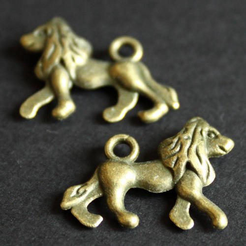 Lot de 2 petites breloques "lion"  en métal bronze 