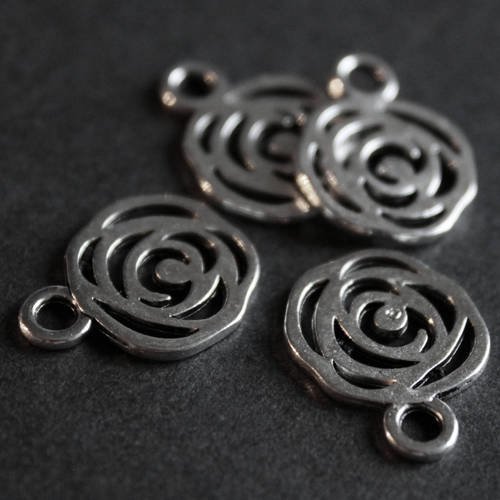 Lot de 4 breloques rose plate en métal argenté découpé 