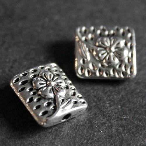 Lot de 2 perles palets pointillées carrées décorées d'une fleur en métal argenté 