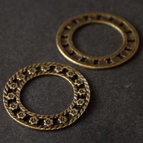 Lot de 2 médailles connecteurs "anneau de fleurs" en métal bronze découpé ---