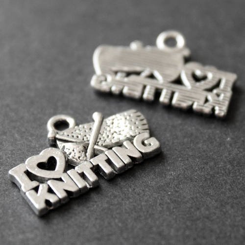 Lot de 2 petites breloques pendentifs" i love knitting" en métal argenté 