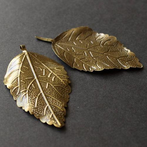 Lot de 2 breloques  grandes feuilles ultra légères en métal bronze ---