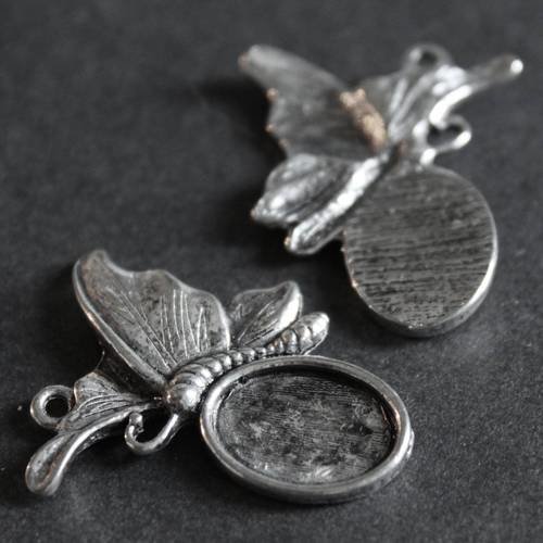 Joli pendentif papillon support pour cabochon 14 x 10 mm en métal argenté aspet vieil argent 