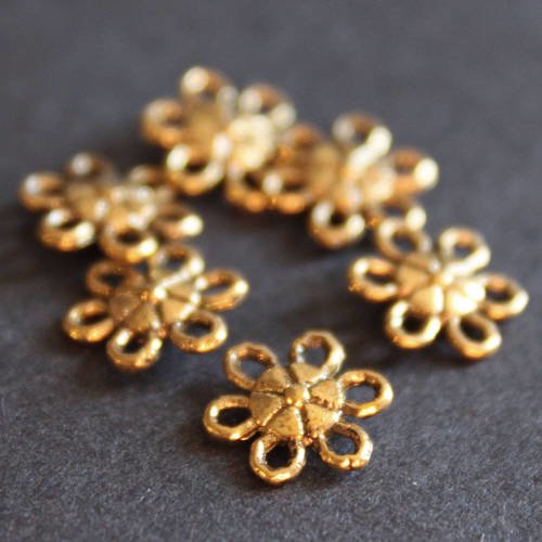 10 mini-connecteurs "fleur" en métal doré découpé 