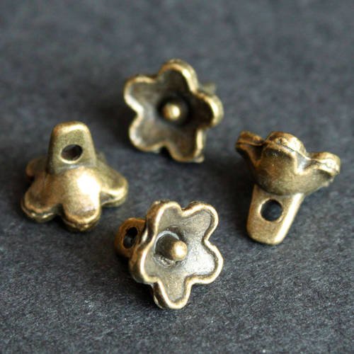 Lot de 6 petites  breloques  "fleur" en métal bronze 