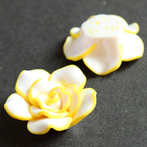 Rose en pâte polymère fimo de couleur blanche bordée de jaune 