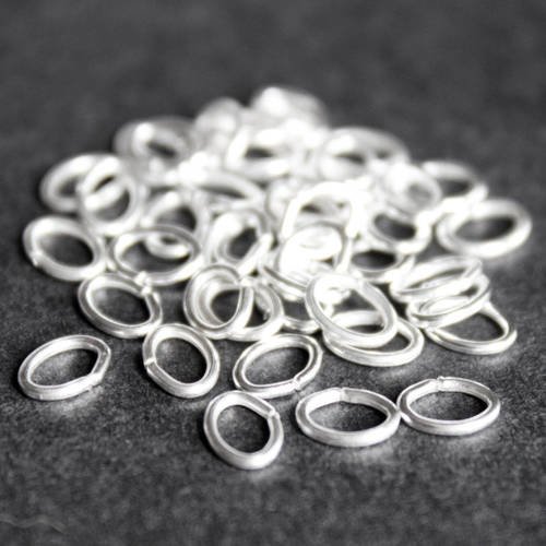 Lot de 50 anneaux  ovales  5 mm x 4 mm en métal argenté clair ---