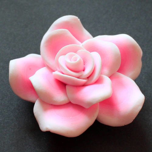 Rose en pâte polymère fimo de couleur rose bordée de blanc 