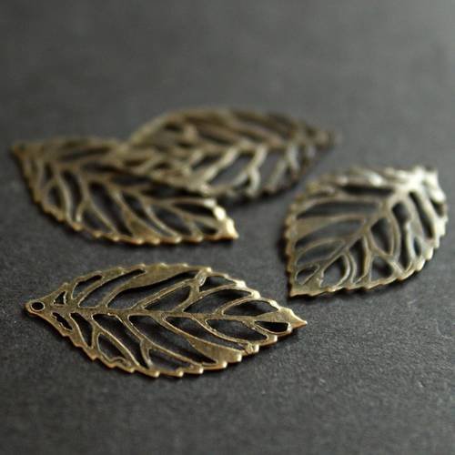 Lot de 15 petites feuilles très légères en métal bronze découpé 