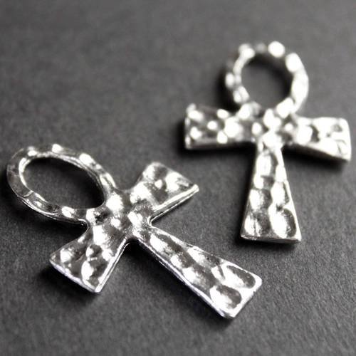 Breloque pendentif croix en métal argenté martelé