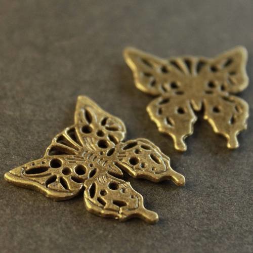 2 jolis pendentifs papillons en métal bronze découpé
