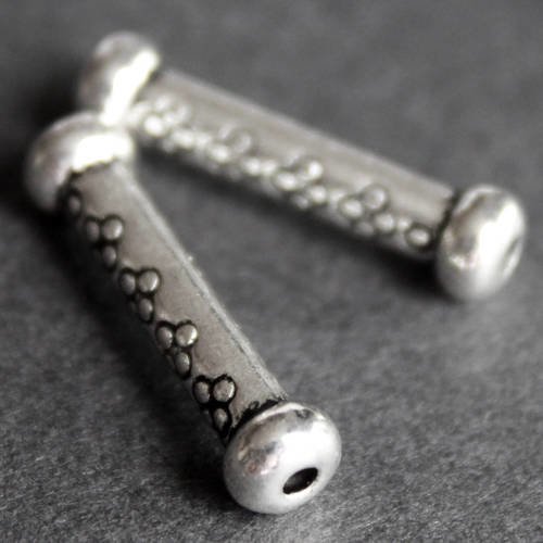 2 longues perles tube en métal argenté aspect vieil argent 