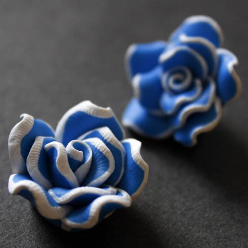 Lot de 2 roses en pâte polymère fimo couleur bleue 