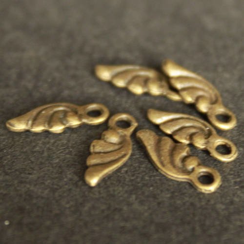 10 mini breloques  ailes  en métal bronze ---