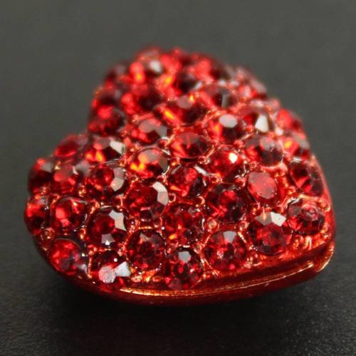 Grosse perle coeur en métal rouge ornée de strass rouge 