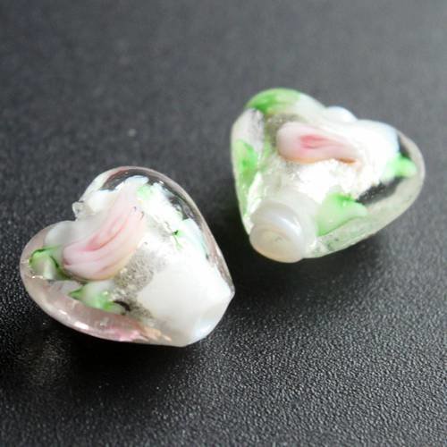 Lot de 2 perles coeurs blanches en verre avec fleur rose 