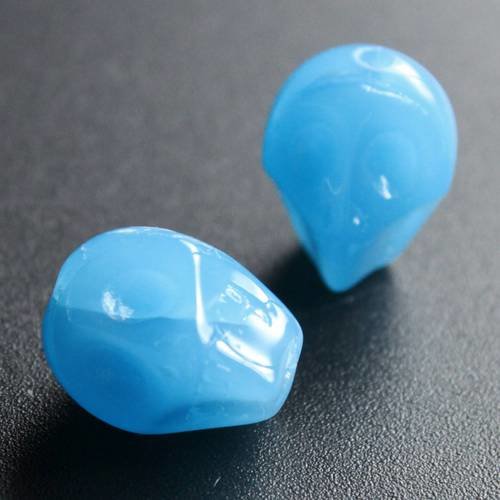 2  perles "tête de mort "en verre opaque couleur bleu 
