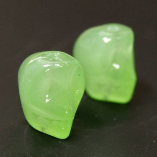 2  perles "tête de mort "en verre opaque couleur vert 