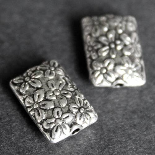 2 jolies perles palets rectangulaires fleuries en métal argenté 