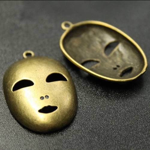 Grande breloque "masque" en métal bronze découpé 