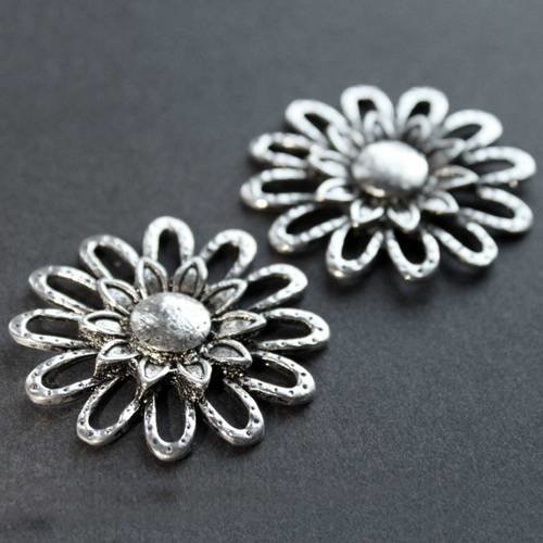 Magnifique pendentif connecteur" fleur tournesol" en métal argenté 