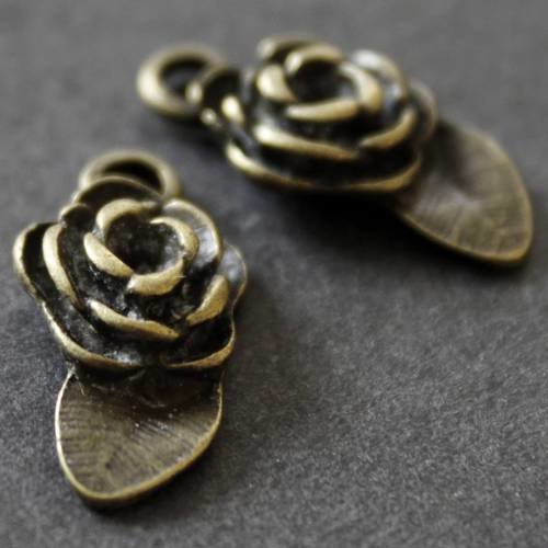 Lot de 2 petites  breloques   "rose" en métal bronze