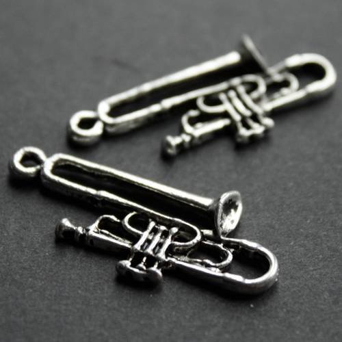 Lot de 2 breloques pendentifs "trompette" en métal argenté