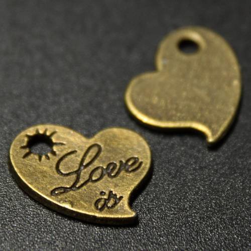 Lot de 4 petites  breloques médailles coeur "love" en métal bronze