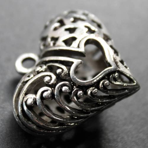 Originale breloque pendentif coeur en métal argenté découpé 