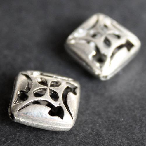 Lot de 2 belles perles carrées 3d en métal argenté  découpé 