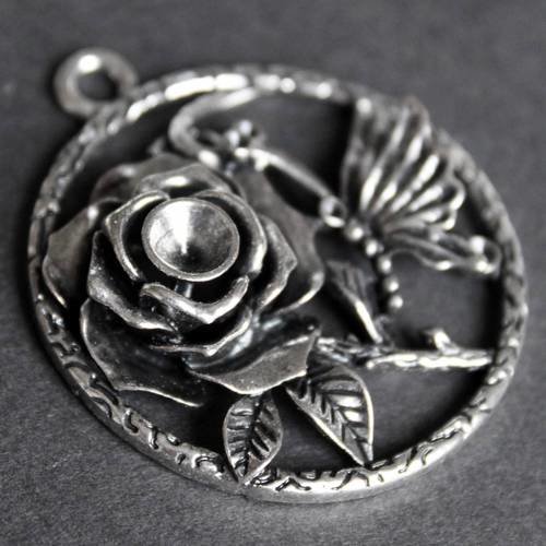 Grand pendentif "la rose et le papillon" en métal argenté aspect vieil argent 
