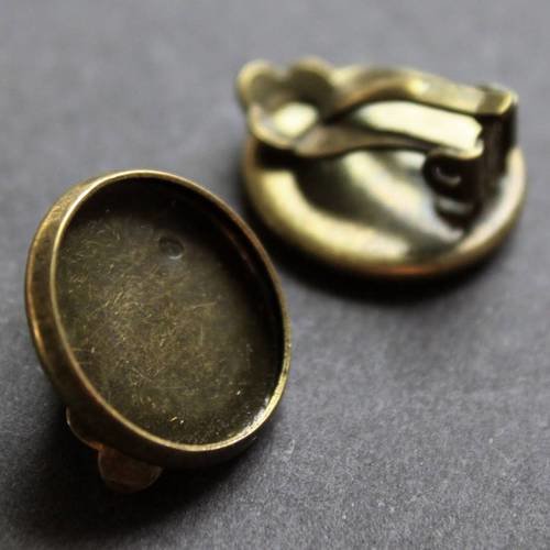 Lot de 2 boucles d'oreille clip porte-cabochon 12 mm en métal bronze ---